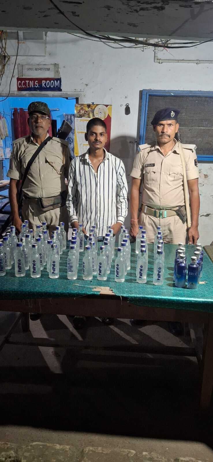 66 बोतल शराब के साथ तस्कर गिरफ्तार