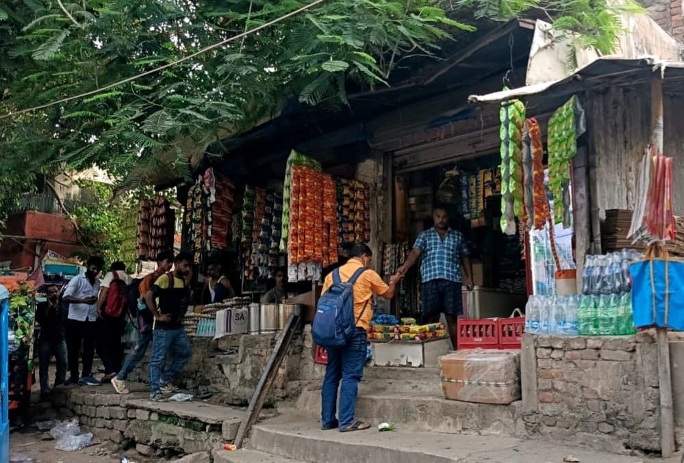 रेलवे की जमीन पर बनी दुकानों को हटाने के लिए चस्पाया नोटिस, अल्टीमेटम समाप्त