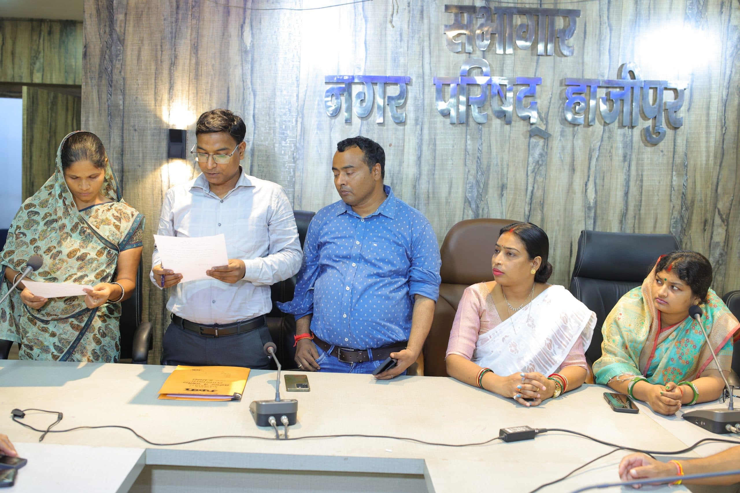 hajipur news. निर्विरोध निर्वाचित वार्ड पार्षद ने ली शपथ, पति की हत्या के बाद खाली हुई थी सीट