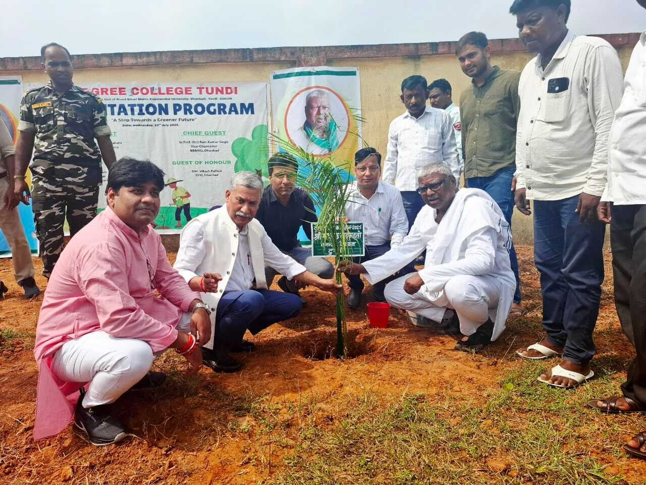 Dhanbad News : पर्यावरण बचाने के लिए सभी को लगाना चाहिए पौधे : मथुरा प्रसाद महतो