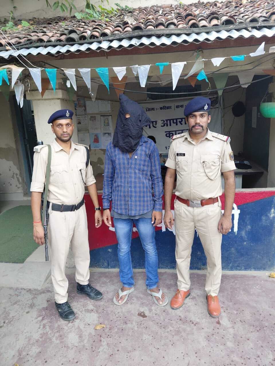 इलेक्ट्रोनिक डिवाइस से नकल करते अभ्यर्थी गिरफ्तार