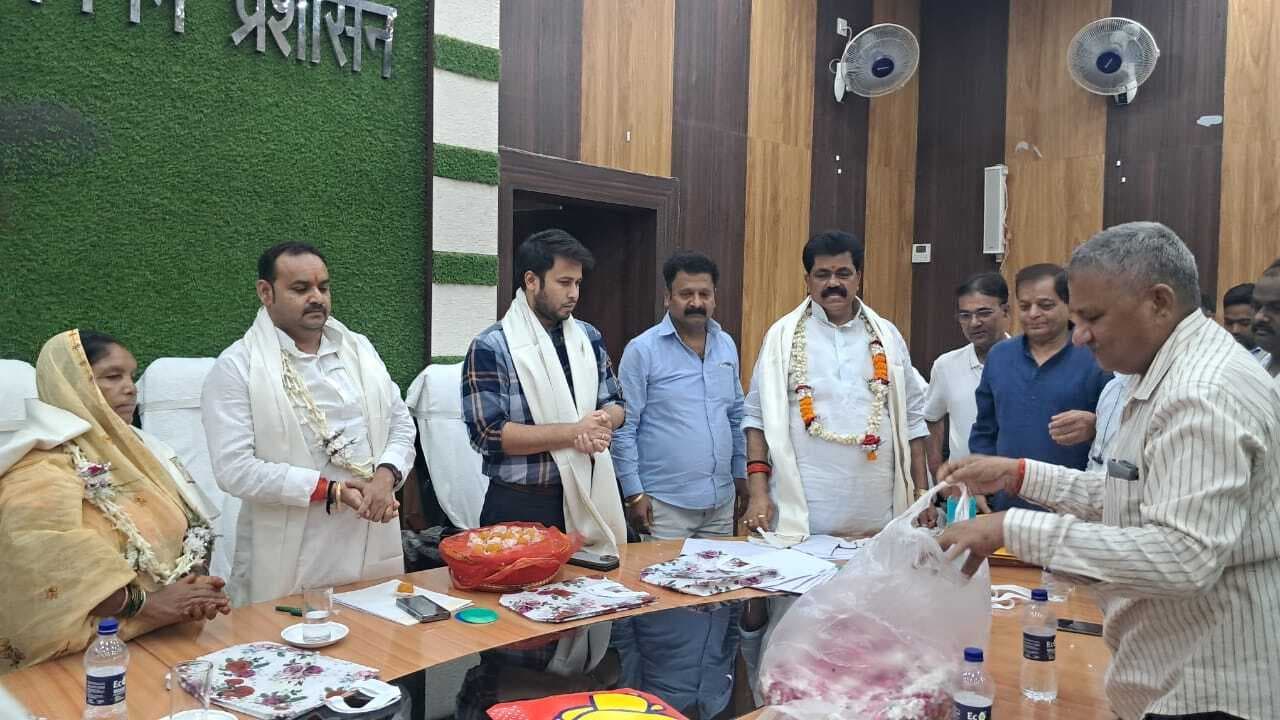 ट्रस्ट की ओर से सम्मानित किये गये मेयर