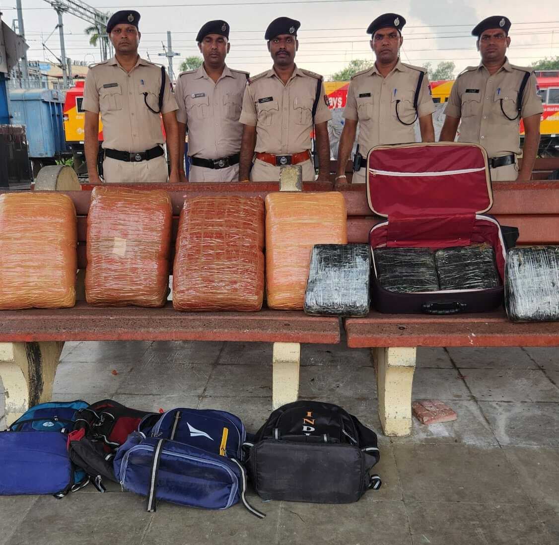 राजधानी एक्सप्रेस से 51 किलो गांजा आरपीएफ ने किया बरामद