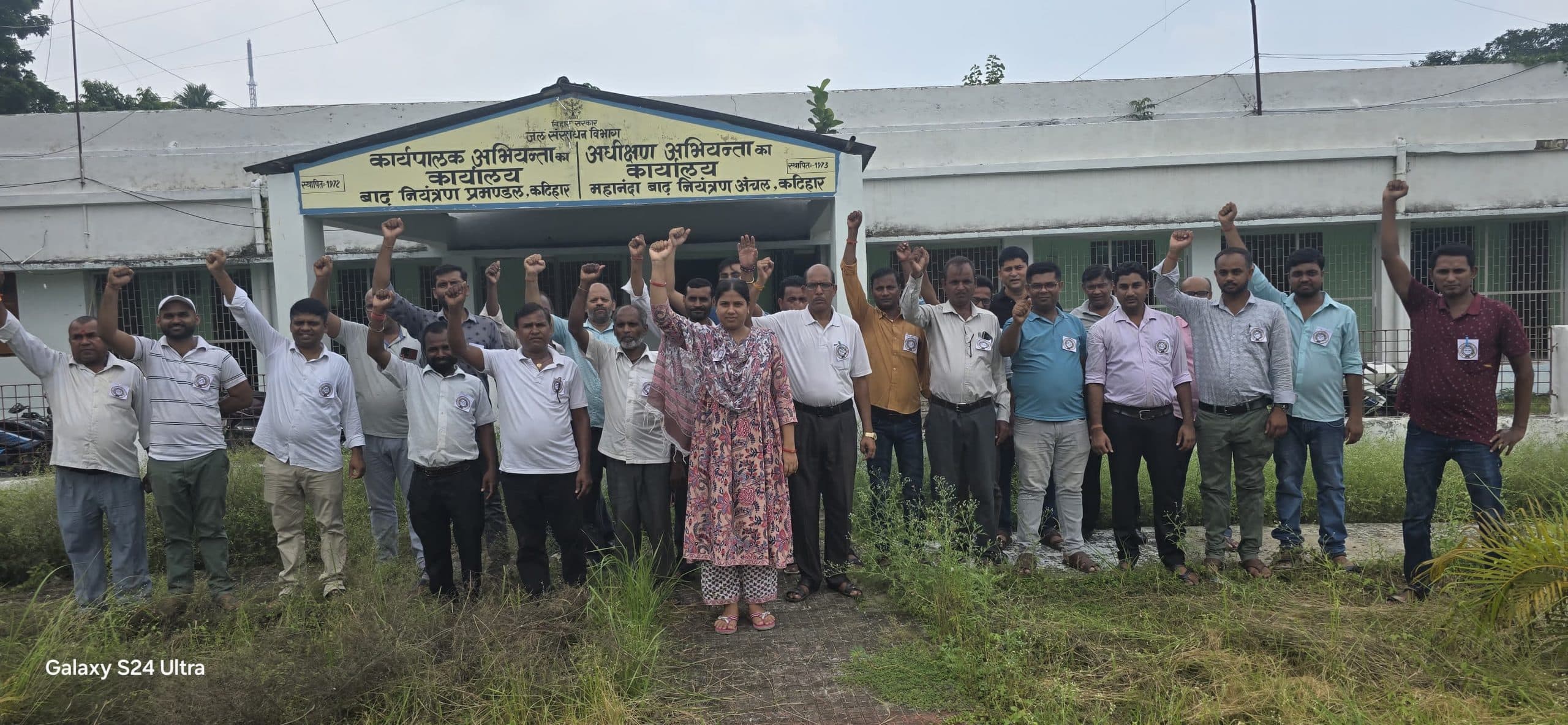 काला बिल्ला लगा ओल्ड पेंशन की कर्मियों ने की मांग