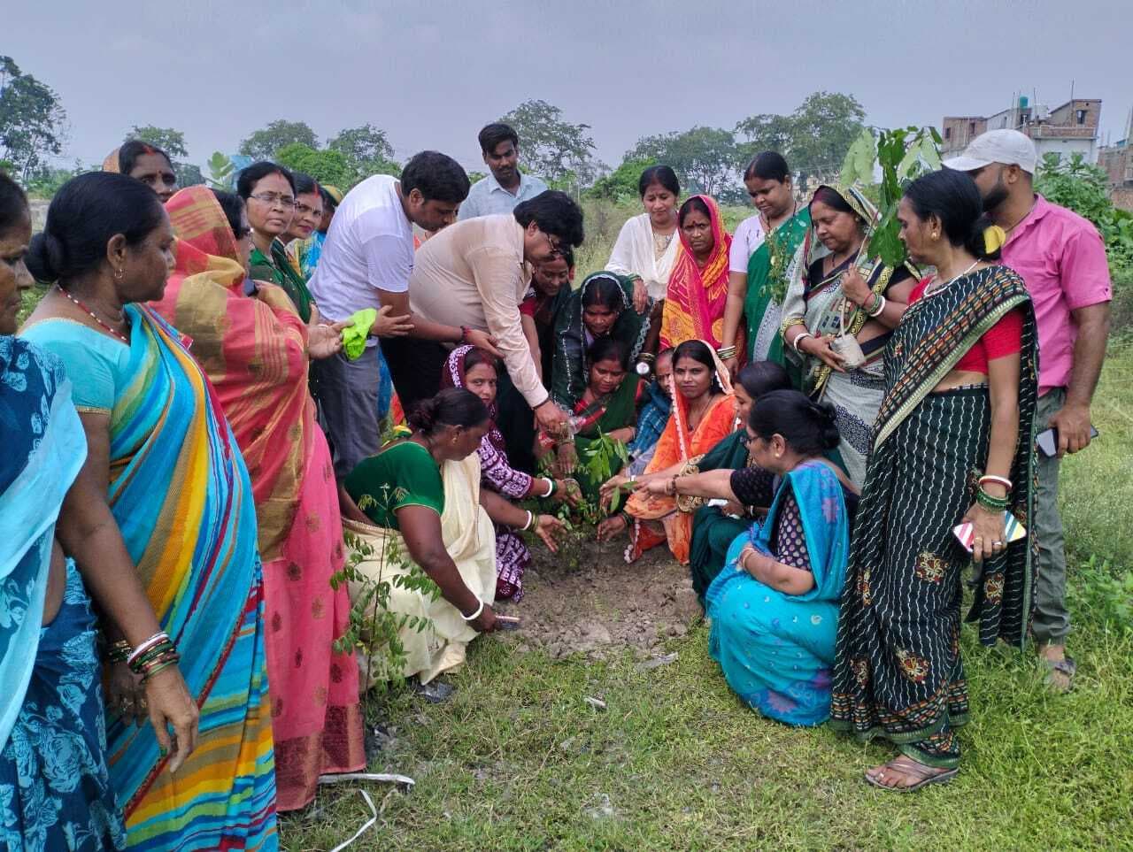 सांसें हो रहीं कम, आओ पेड़ लगायें हम को चला अभियान