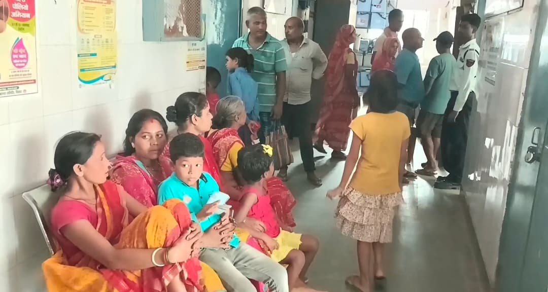 हसनगंज स्वास्थ्य केंद्र में लगी मरीजों की भीड़