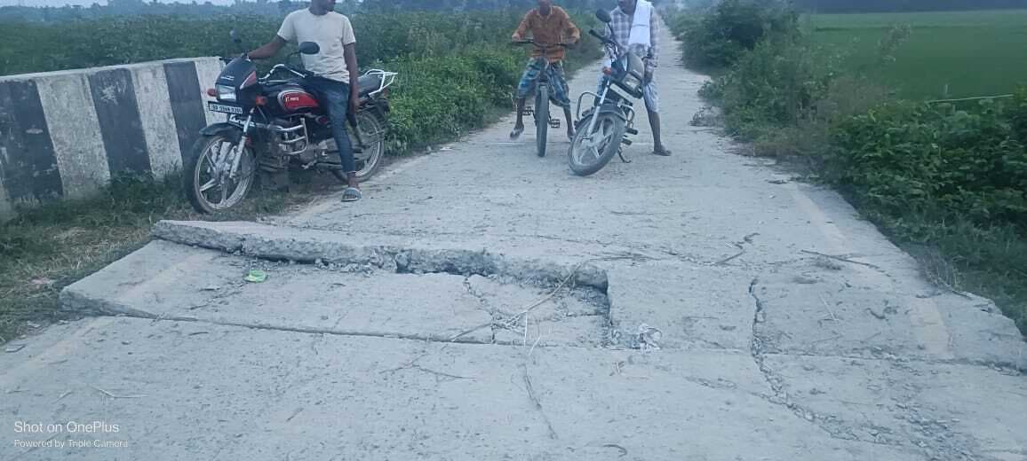 सड़क व कलवर्ट टूटने से आवागमन में हो रही परेशानी