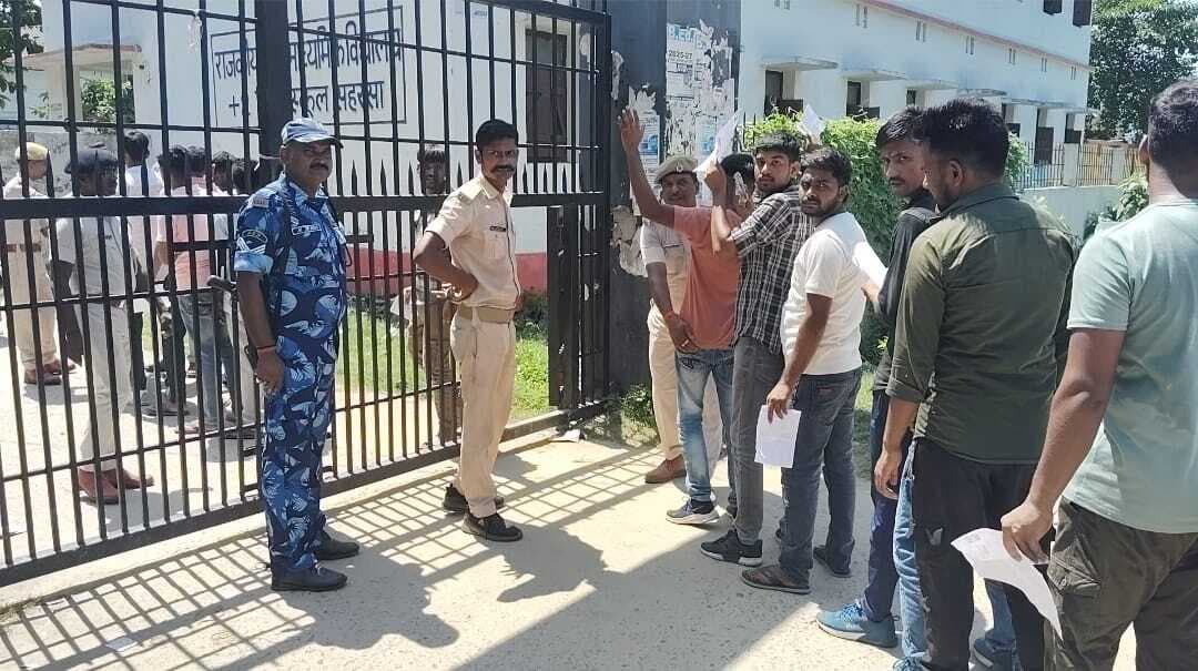 जिला मुख्यालय के 12 केंद्रों पर शांतिपूर्ण हुई सिपाही भर्ती लिखित परीक्षा