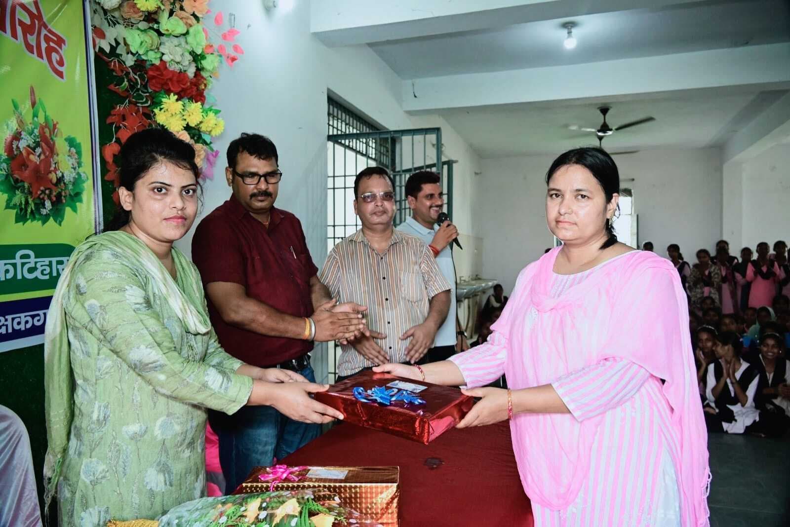 स्थानांतरण पर शिक्षिका को दी गयी विदाई