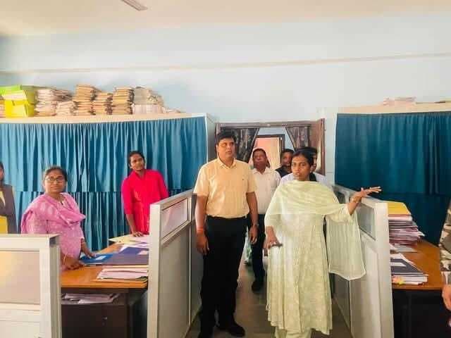 औचक निरीक्षण में स्कूल पहुंचीं उपायुक्त ने किया बच्चों से संवाद