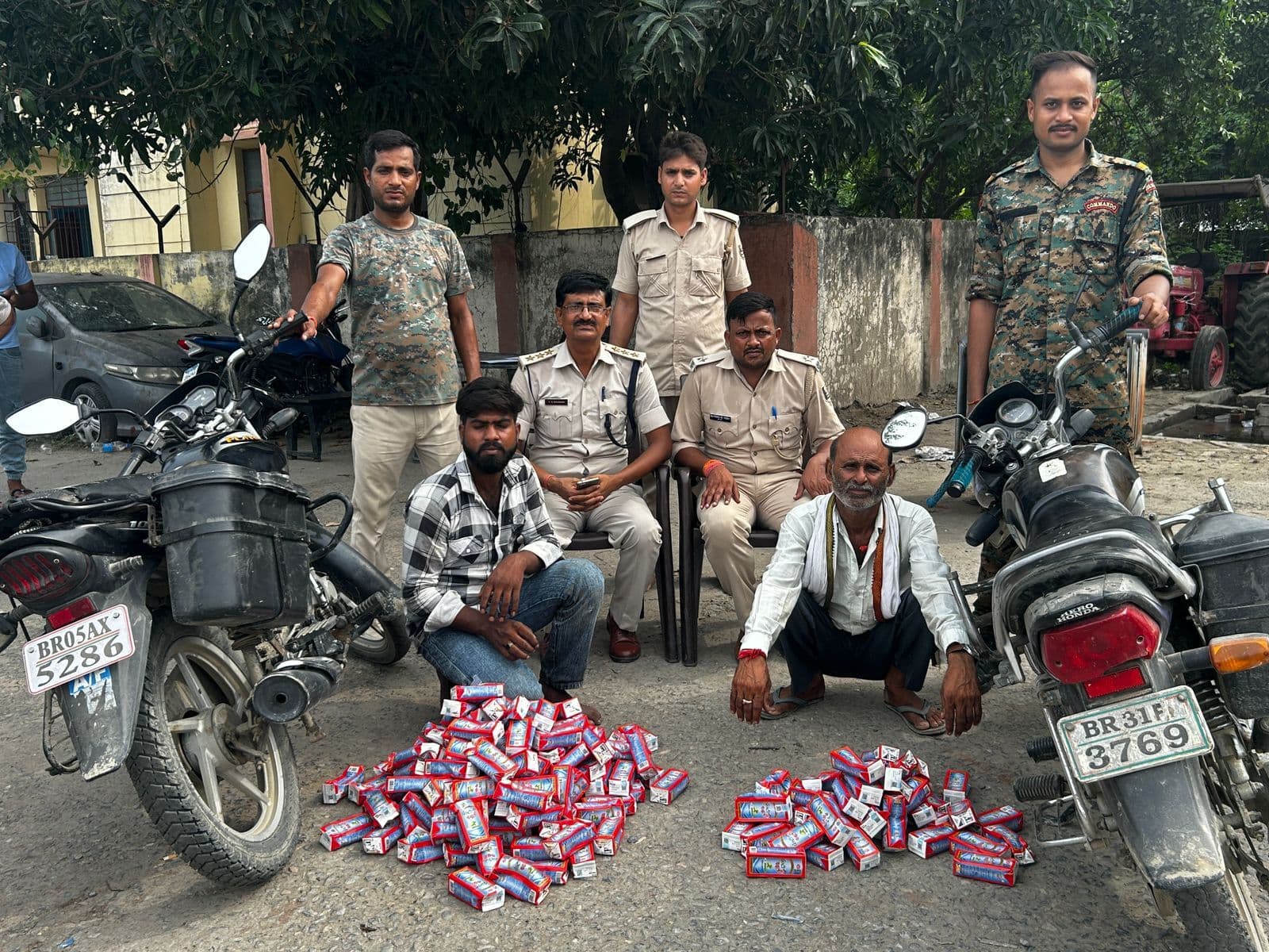 बलथरी चेकपोस्ट पर दो शराब तस्कर धराये, 36 लीटर देसी शराब बरामद