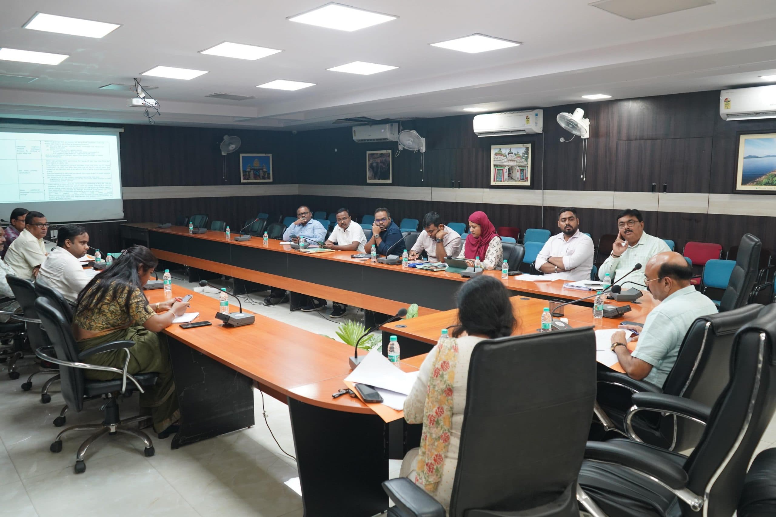 Jamshedpur News : लंबित मुआवजा मामलों को दें प्राथमिकता, कैंप लगाकर दावे-आपत्तियों को निपटायें : एडीसी