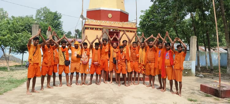 बाबा बैद्यनाथधाम के लिए रवाना हुए कांवरियों का जत्था