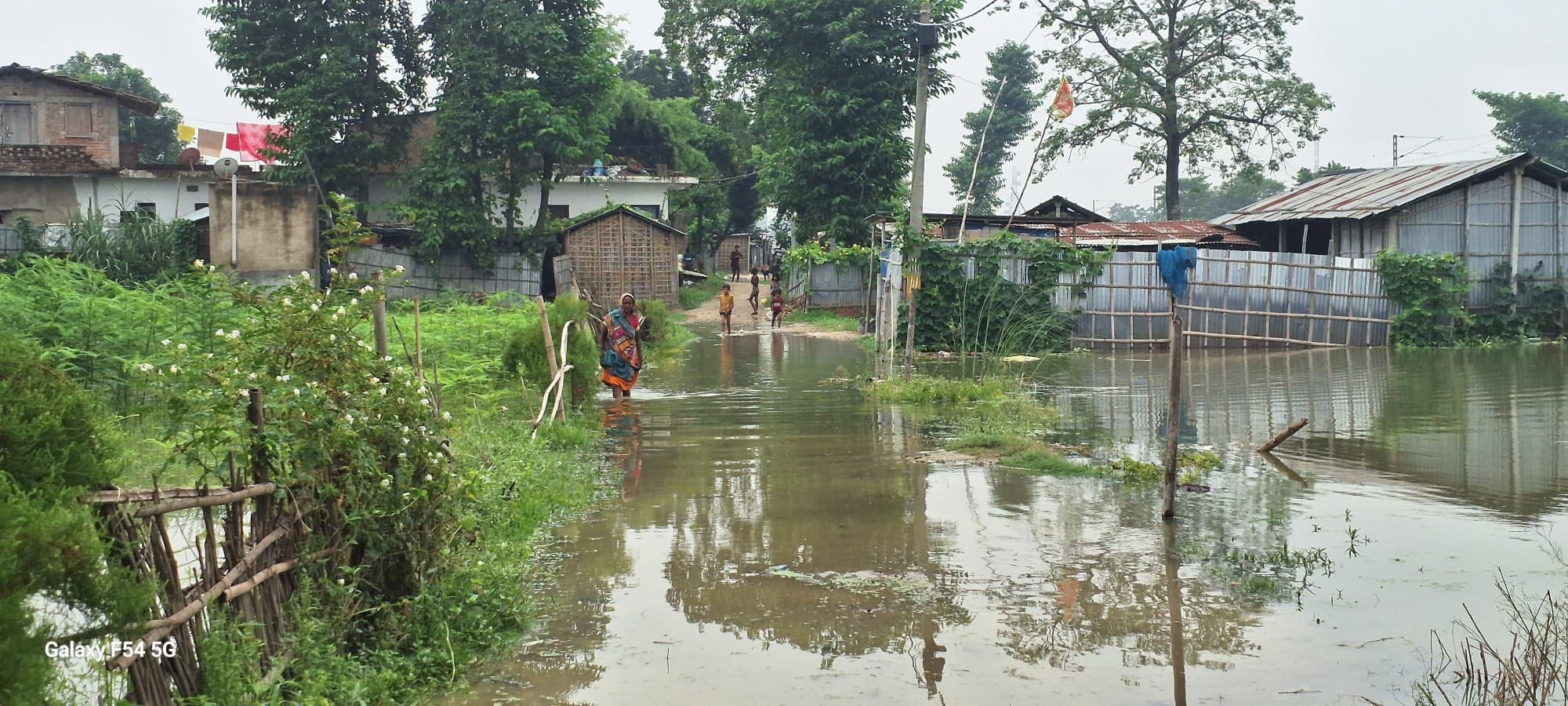 कुरसेला के दर्जन भर से अधिक गांवों में घुसा बाढ़ का पानी, लोगों की बढ़ी परेशानी