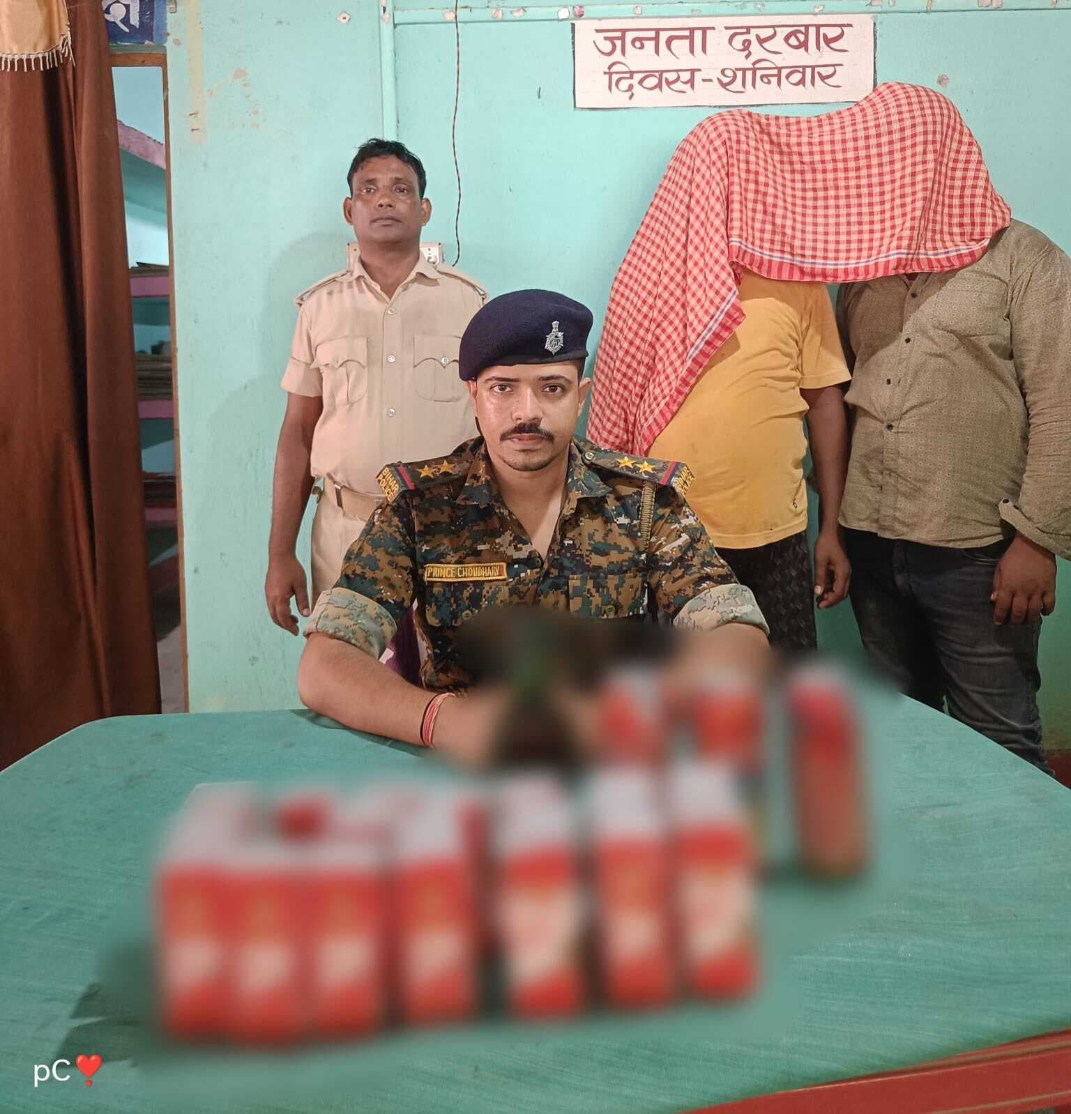 पांच लीटर शराब के साथ दो तस्कर गिरफ्तार