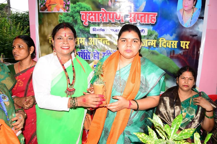 पौधरोपण के साथ उसके संरक्षण की जिम्मेदारी भी उठायें : महापौर