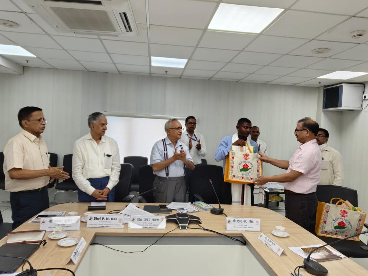 सुरक्षित तैराकी कार्यक्रम के मास्टर ट्रेनर राकेश कुमार सम्मानित