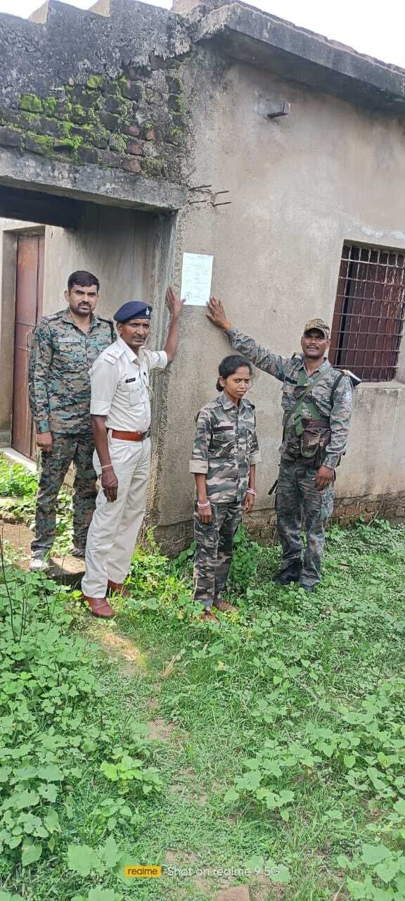 फरार अभियुक्त के घर पर इश्तेहार चिपकाया