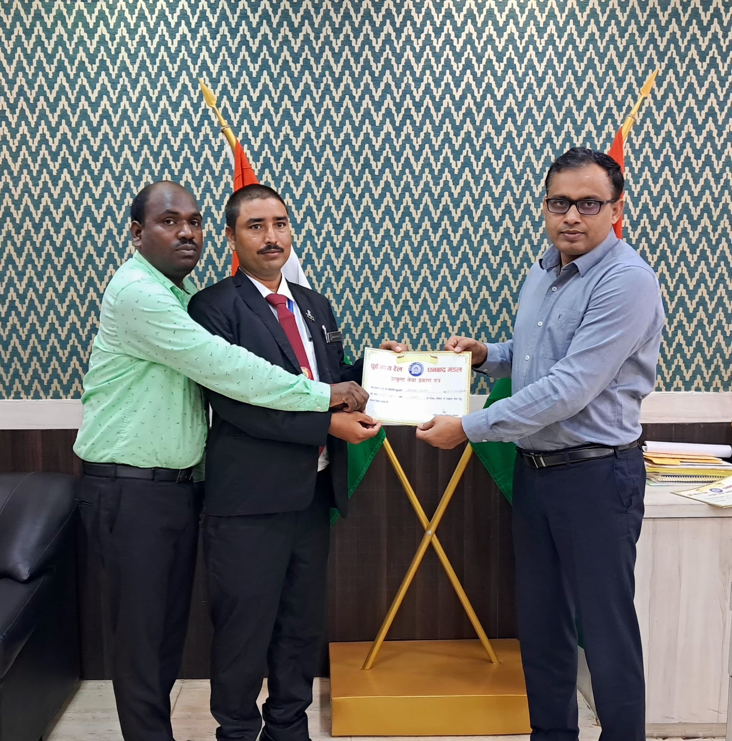 10 टिकट चेकिंग कर्मी सम्मानित, तिमाही में जुटाये 46 लाख से अधिक राजस्व