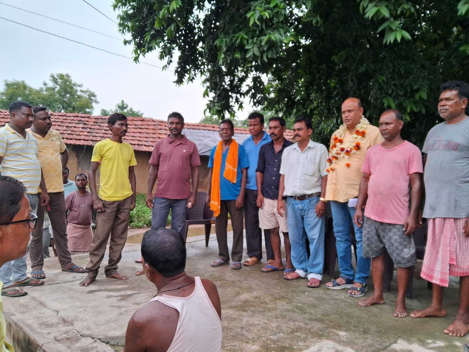 Dhanbad News : विधायक अरूप ने ग्रामीणों को समस्या समाधान का दिया भरोसा