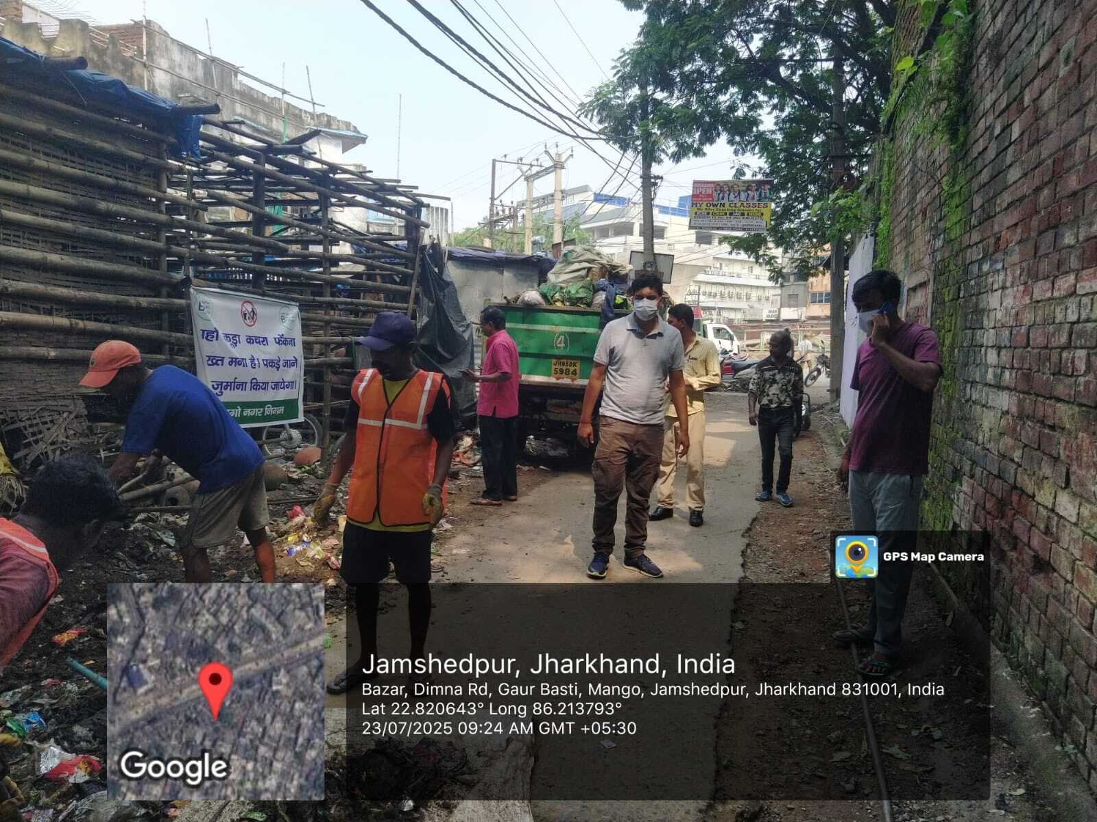 Jamshedpur news. सड़क पर कचरा फेंकने पर निगम वसूलेगा जुर्माना, चलाया जागरूकता अभियान