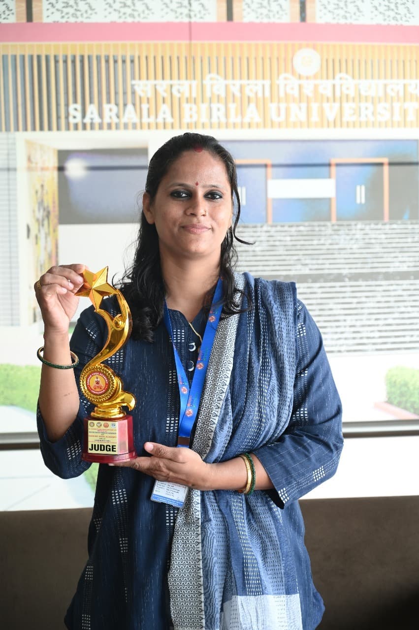 Yoga : एसबीयू के पंकज ने जीता स्वर्ण पदक और ट्रॉफी