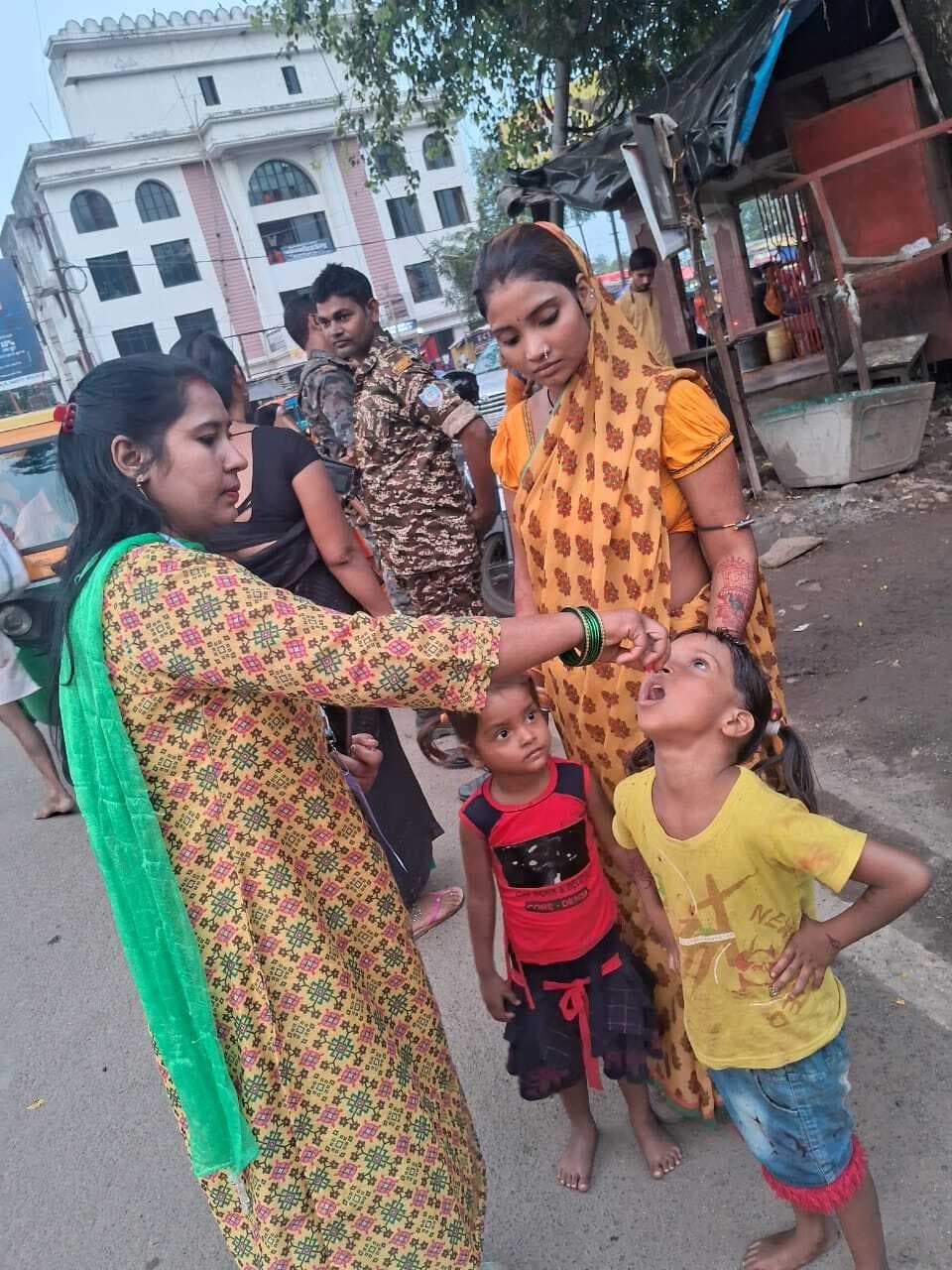 Deoghar news : श्रावणी मेला के दौरान बाहर से आने वाले 39 हजार बच्चों को पिलायी गयी पोलियो की खुराक