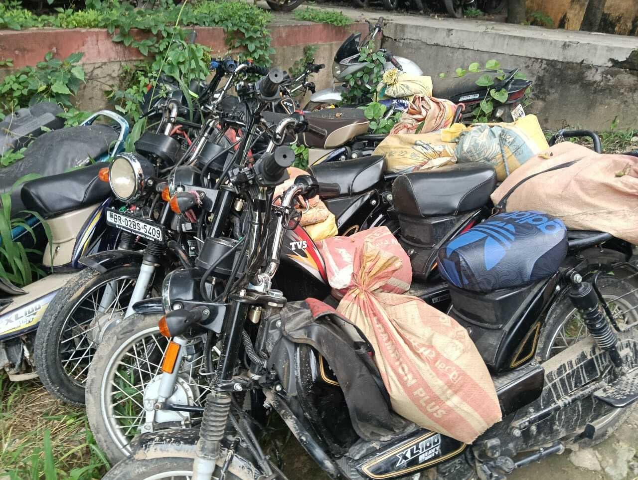 बालू खनन के आरोप में आठ लोग गिरफ्तार, बाइक जब्त