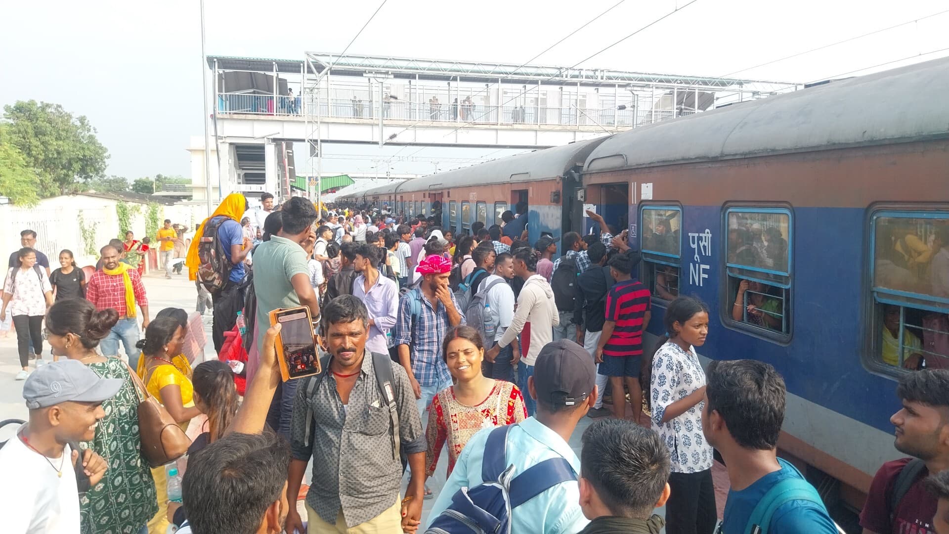 सिपाही भर्ती परीक्षा के बाद स्टेशन पर भीड़