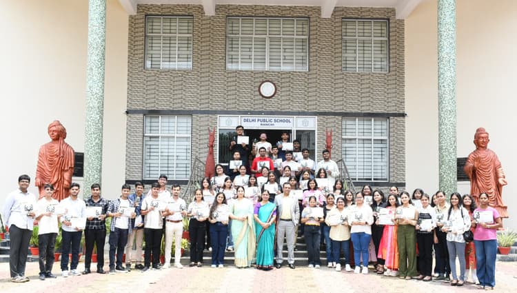 Ranchi News : डीपीएस ने मेधावी विद्यार्थियों को किया सम्मानित