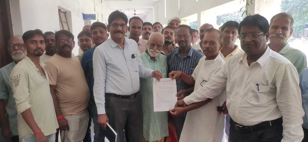 खाद्यान्न आपूर्ति में विलंब को लेकर डीलरों ने सौंपा ज्ञापन, समय पर वितरण की मांग