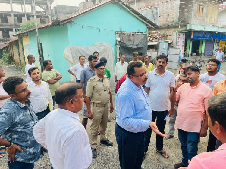 एसी ने की बरहरवा सब्जी मंडी धर्मशाला की जांच