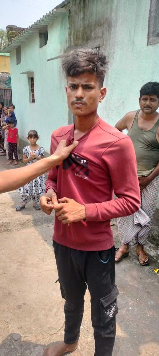 Dhanbad News : दिनदहाड़े चानक पर लोहा काटते युवक को लोगों ने पकड़ा, दो फरार