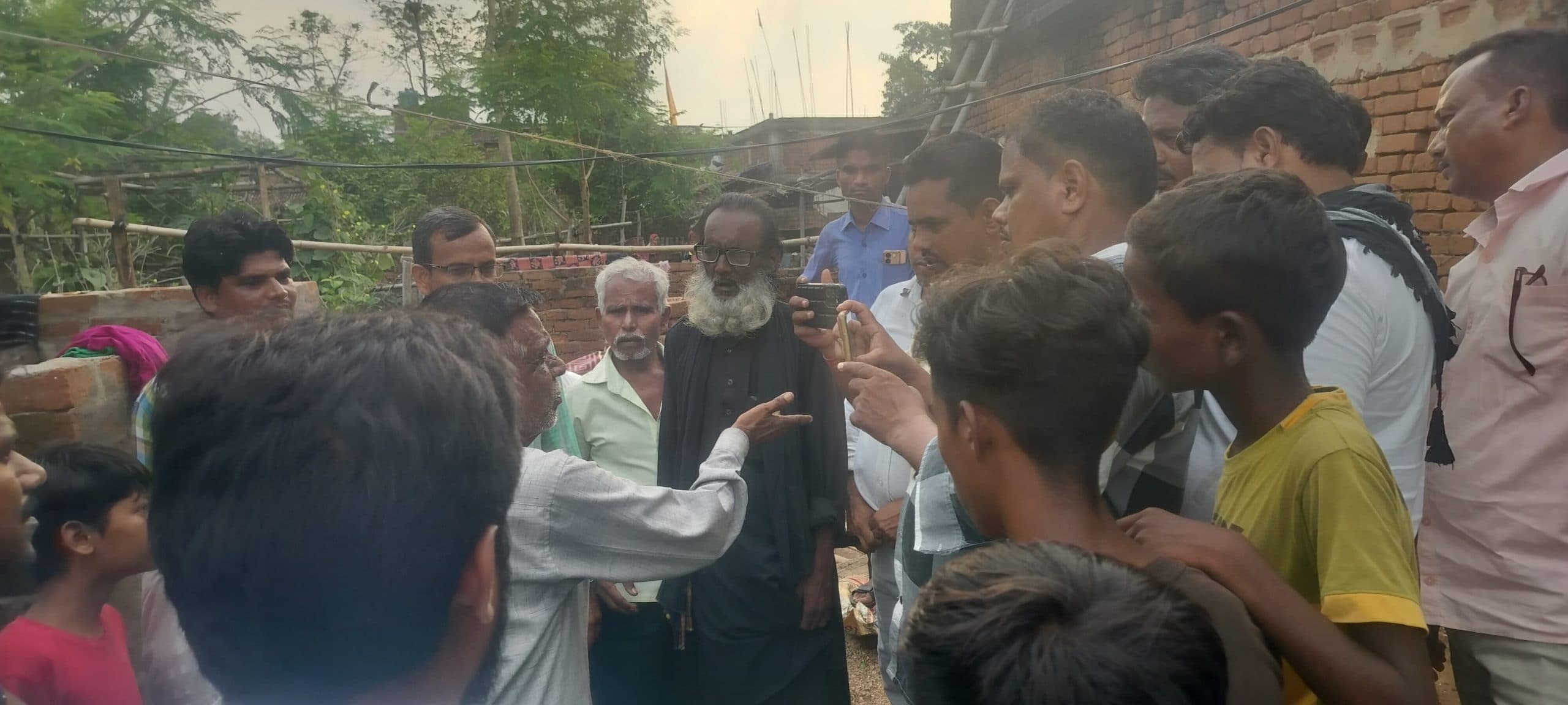 करेंट की चपेट में आयी दो बहनें, एक की मौत, एक गंभीर