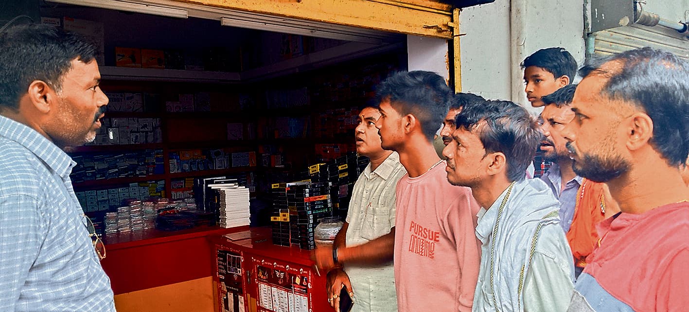 Gopalganj News : पंचदेवरी बाजार में मोबाइल की दुकान से छह लाख की संपत्ति चोरी, व्यवसायियों में दहशत