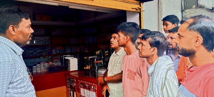 Gopalganj News : पंचदेवरी बाजार में मोबाइल की दुकान से छह लाख की संपत्ति चोरी, व्यवसायियों में दहशत