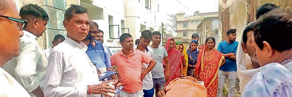 Saran News : बिजली के टूटे तार की चपेट में आने से वार्ड सदस्य की मौत