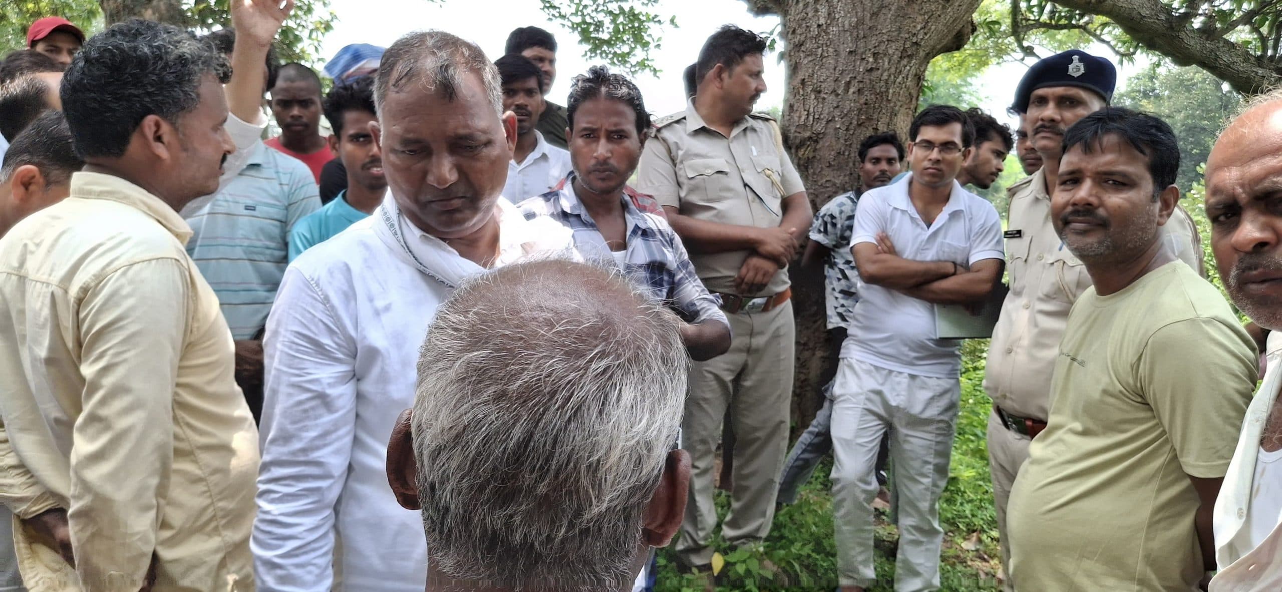 फंदे से लटकता महिला का शव बरामद, सुसरालवालों पर हत्या का आरोप