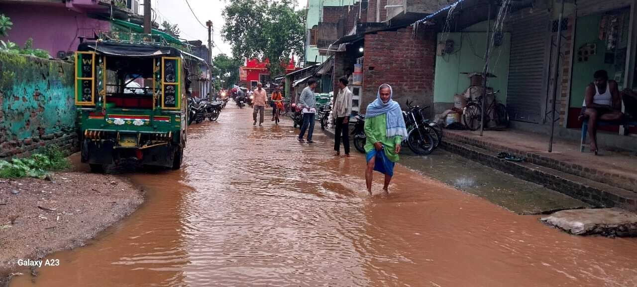 जयपुर बाजार में जलजमाव से लोग परेशान