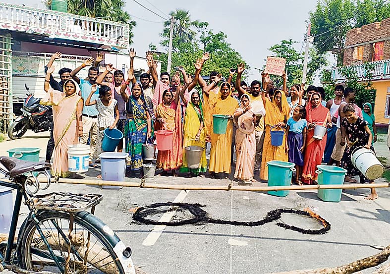 Saran News : हर घर नल जल का लाभ नहीं मिलने पर किया प्रदर्शन