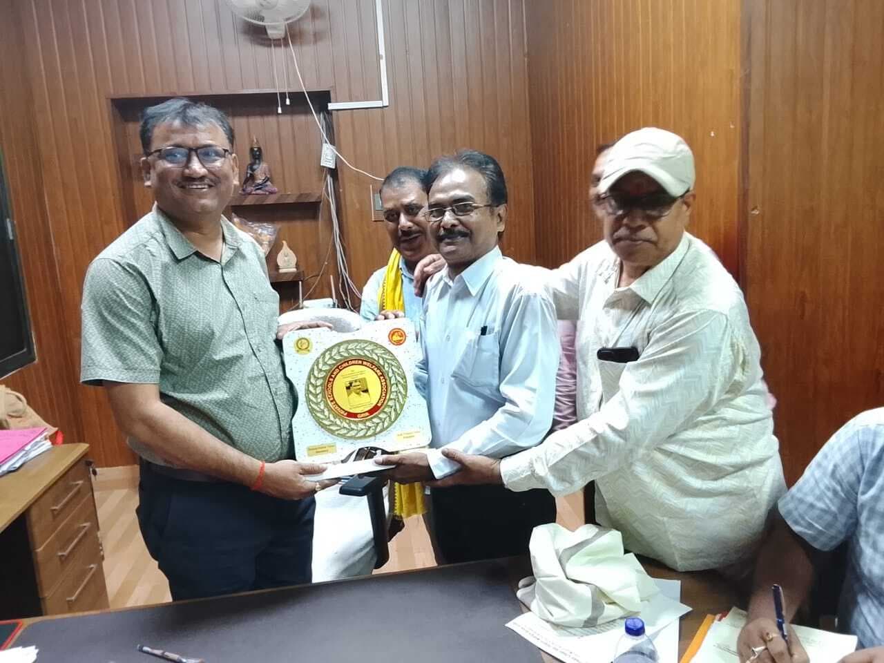 निजी विद्यालयों के संगठन पदाधिकारियों ने अफसरों से की भेंट