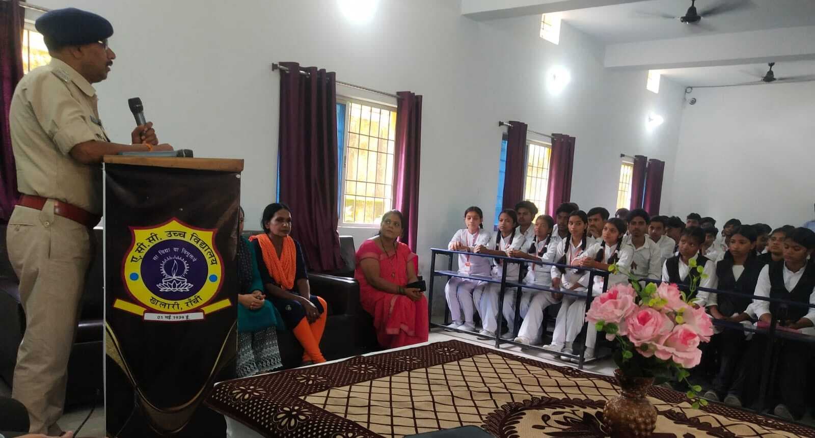 नशा से दूर रहें, लक्ष्य लेकर करें पढ़ाई: डीएसपी