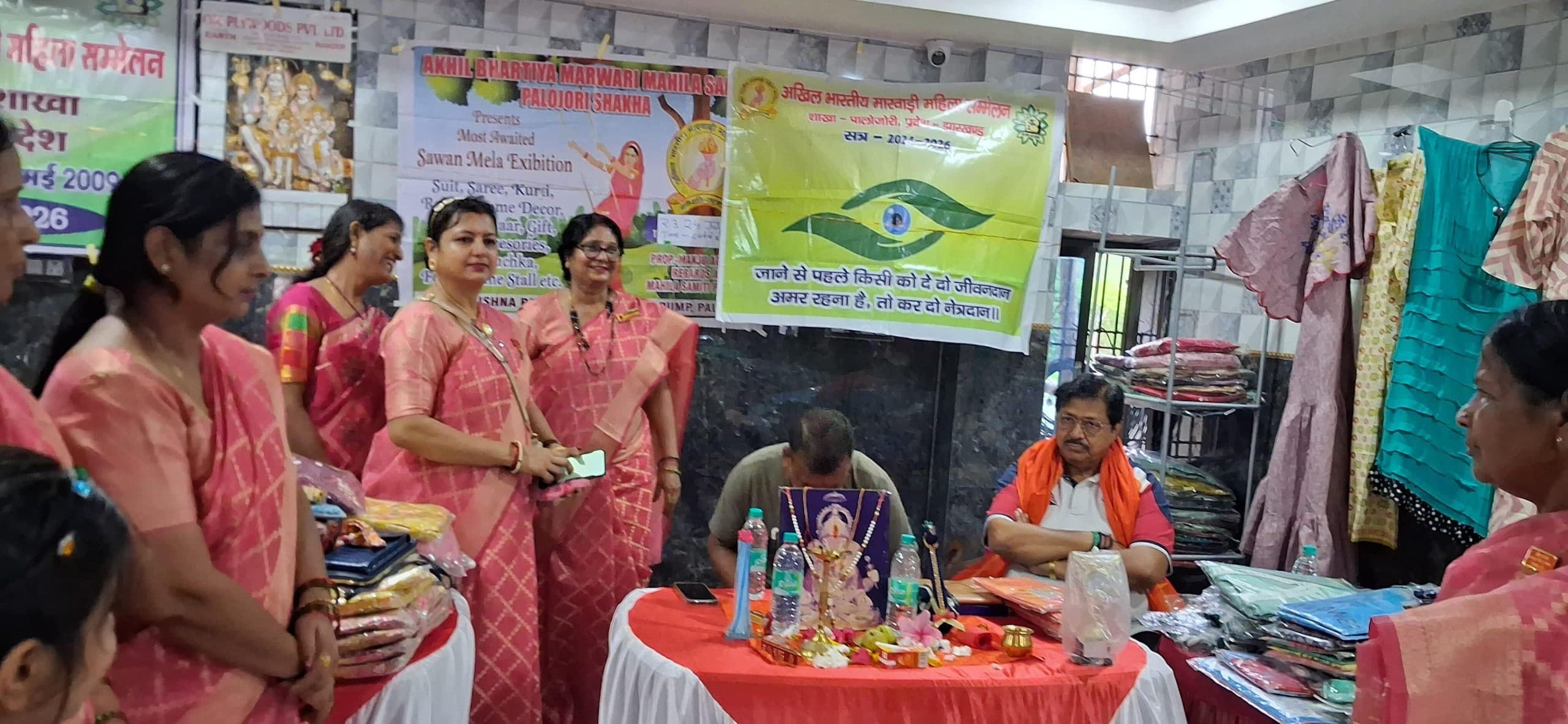 प्रदर्शनी में आकर्षक राखी व कुर्ती का लगा स्टॉल