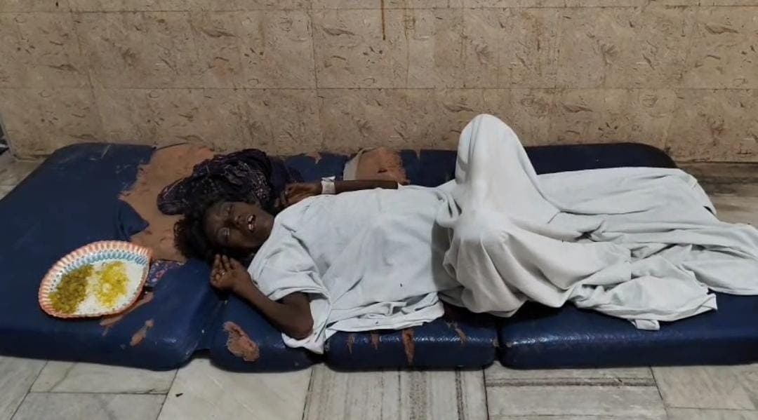 Bokaro News : बोकारो सदर अस्पताल में फर्श पर लिटा कर महिला का कर रहे इलाज
