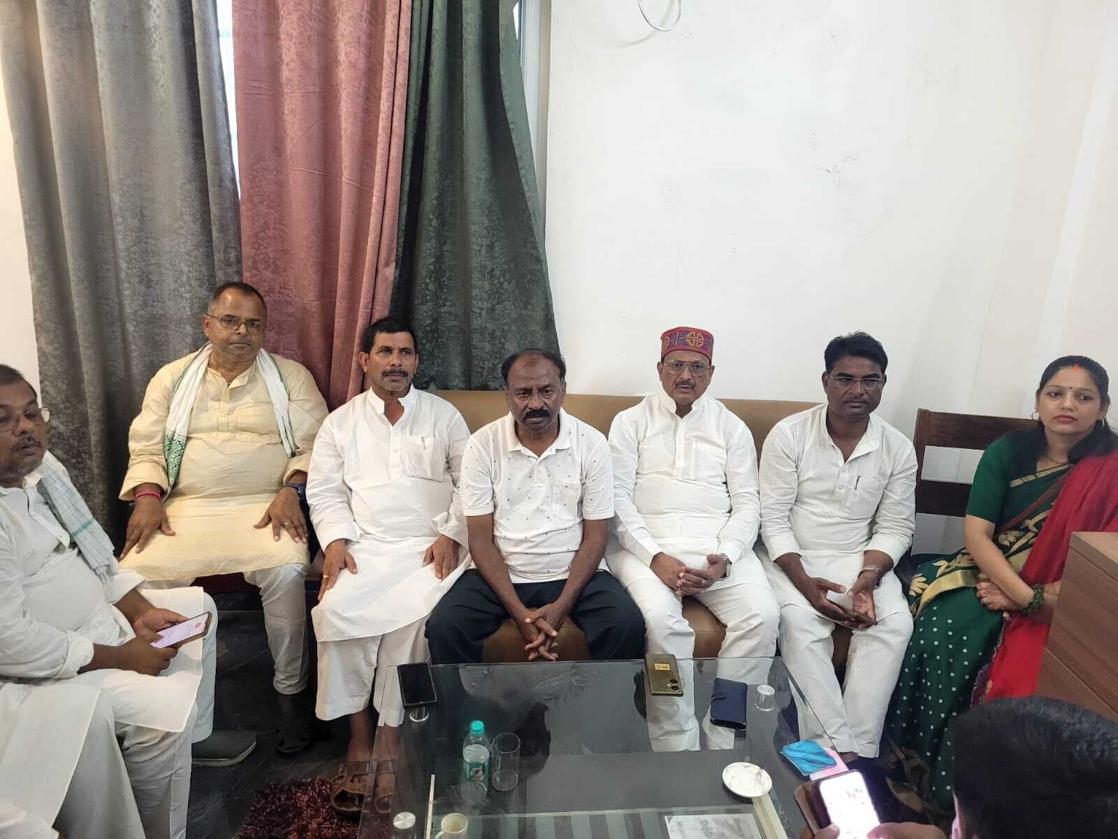 Madhubani News : मतदाता सूची के विशेष गहन पुनरीक्षण के विरोध में प्रदेश राजद कमिटी ने किया दौरा