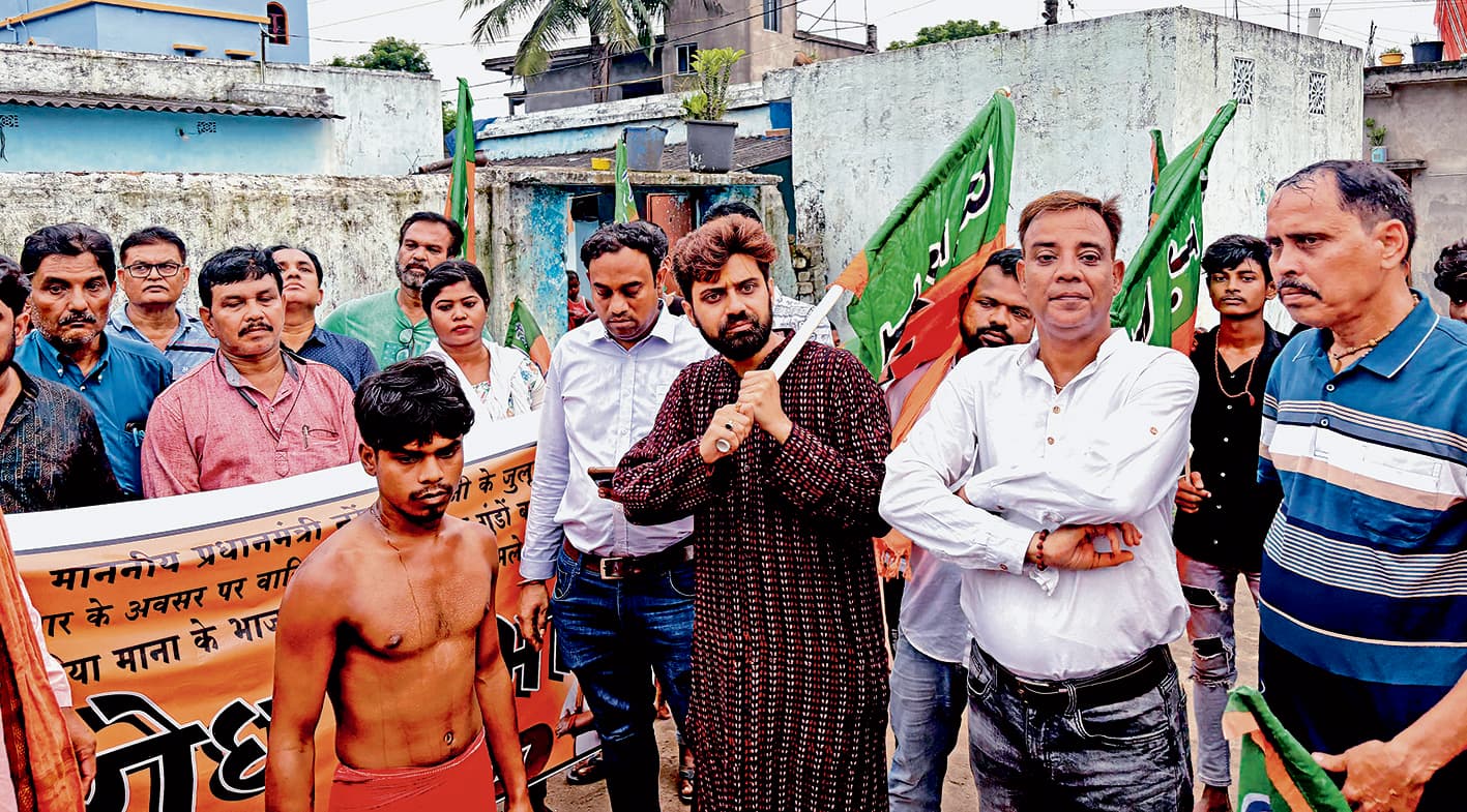 पीएम की सभा में झंडा लगाने को लेकर विवाद, दो गुटों में हुई मारपीट