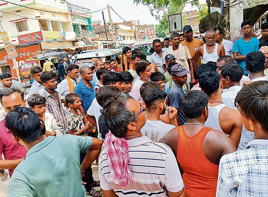 Gaya News : मथुरापुर बाजार में बिजली संकट को लेकर ग्रामीणों ने जाम किया स्टेट हाइवे