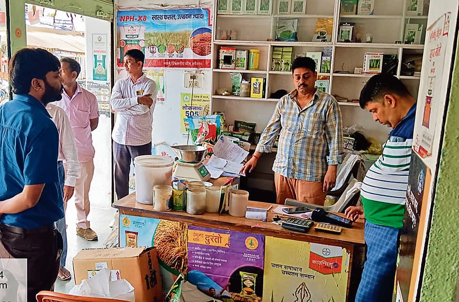 Gaya News : जिले में उर्वरक की मांग बढ़ी, डीएओ ने दुकानों पर की छापेमारी