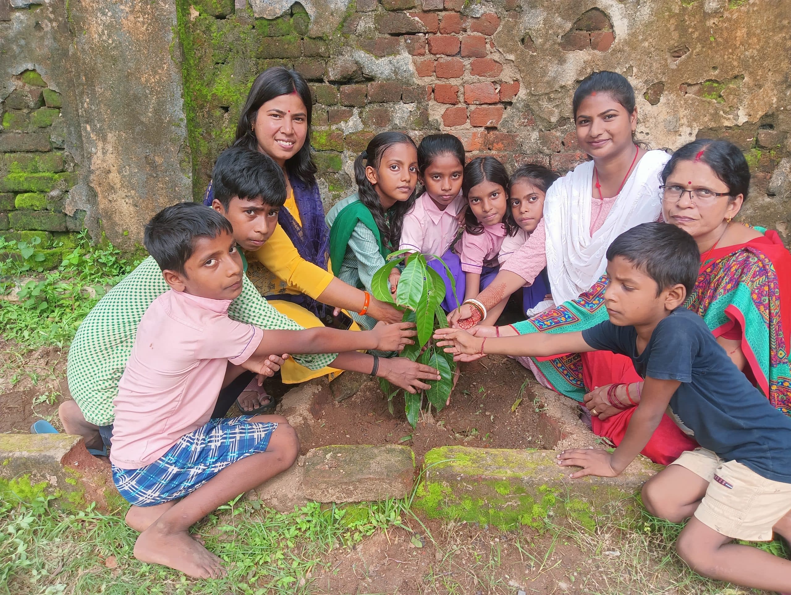 Giridih News :पौधरोपण कर विद्यार्थियों ने दिया पर्यावरण संरक्षण का संदेश