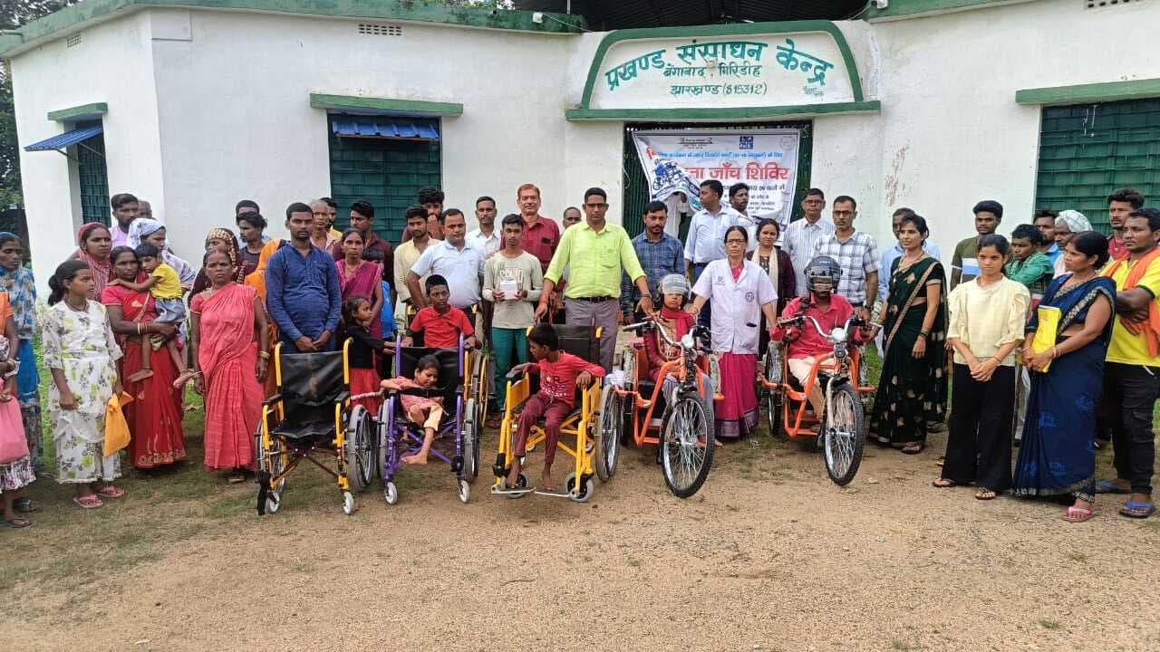 Giridih News :दिव्यांग स्कूली बच्चों के बीच उपकरणों का वितरण